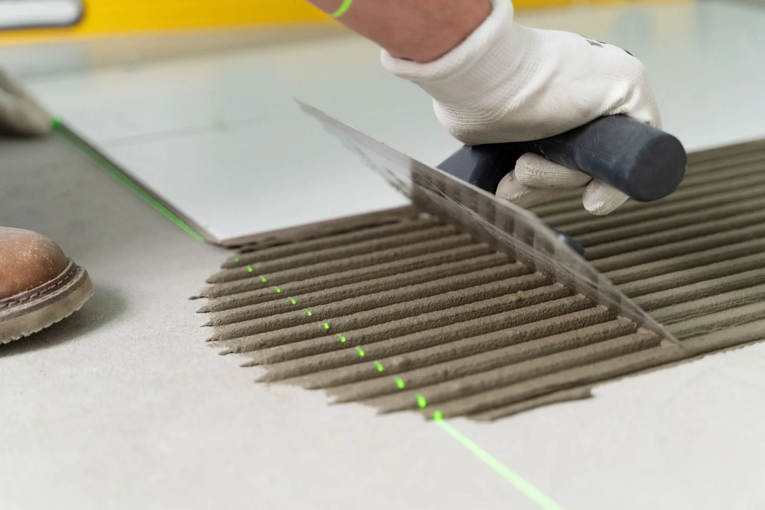 Präzise Arbeit am Bodenbelag